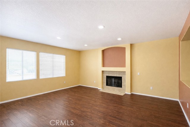 Detail Gallery Image 3 of 19 For 15082 Zircon, Victorville,  CA 92394 - 5 Beds | 3/1 Baths