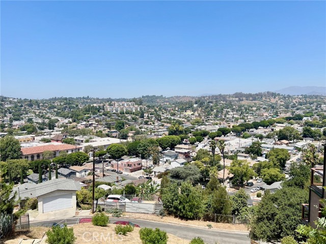 2717 Chadwick Circle, Los Angeles CA: https://media.crmls.org/medias/68807037-d2d4-4297-a737-4a2b28962866.jpg