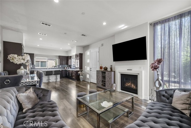 Detail Gallery Image 13 of 44 For 9237 Wakefield Ave #12,  Panorama City,  CA 91402 - 4 Beds | 3/1 Baths