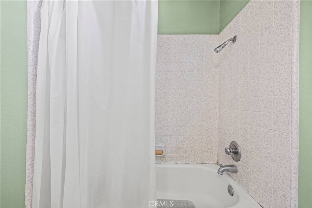 https://media.crmls.org/medias/688764e8-cd2c-4683-a8af-fd53f7895966.jpg?preset=X-Large