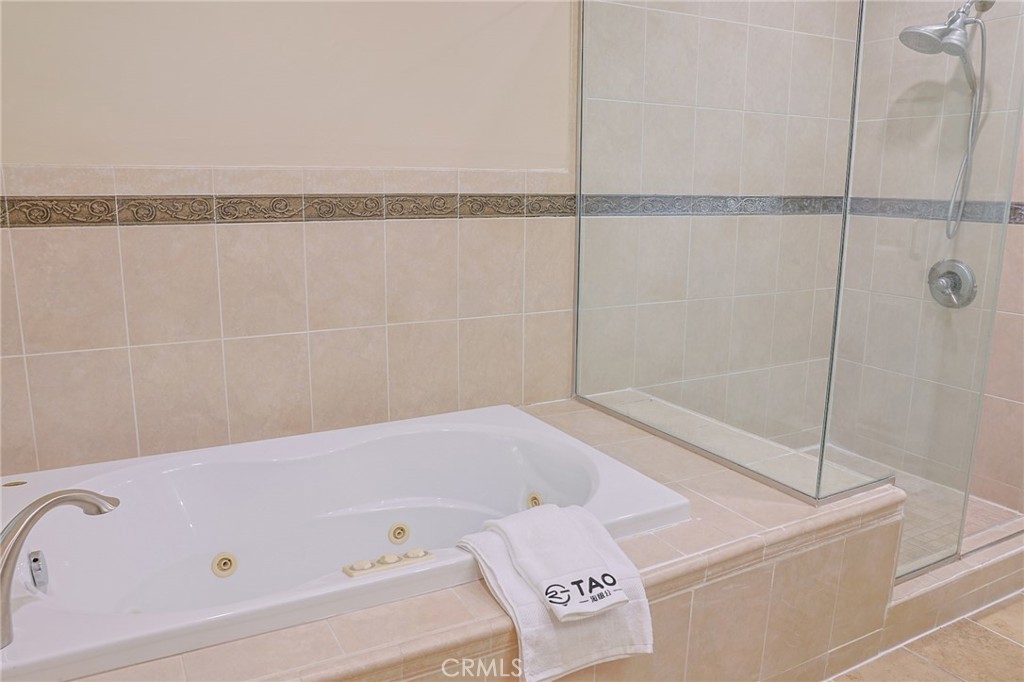 https://media.crmls.org/medias/68879fd3-9daa-4989-9b6d-dc00813e47df.jpg?preset=X-Large