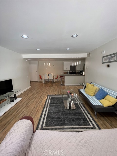 5460 White Oak Avenue, Encino CA: https://media.crmls.org/medias/6889afd6-3f21-487e-a2e3-67f40f895f04.jpg