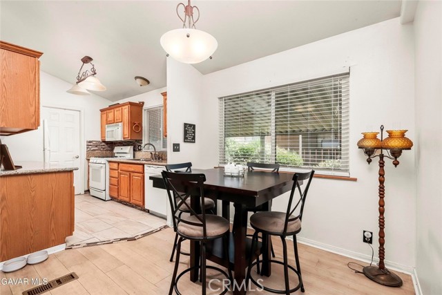 Detail Gallery Image 7 of 30 For 40701 Rancho Vista Bld #142,  Palmdale,  CA 93551 - 3 Beds | 2/1 Baths