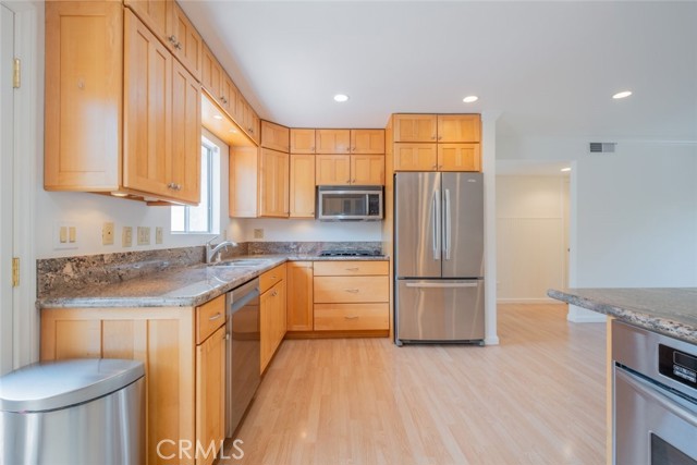 Detail Gallery Image 7 of 33 For 1046 Royal Oaks Dr #B,  Monrovia,  CA 91016 - 3 Beds | 2/1 Baths