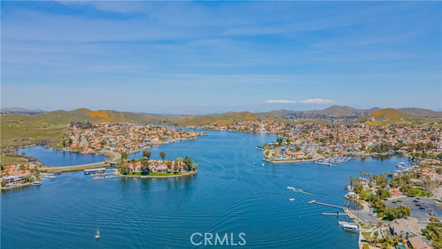 23825 N Canyon Lake Drive, Canyon Lake CA: https://media.crmls.org/medias/688c8557-2392-4b3a-80bc-d01081d6c291.jpg