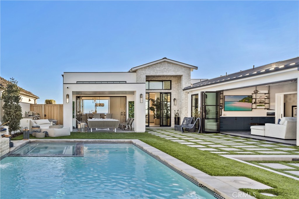 882 Sandcastle Drive