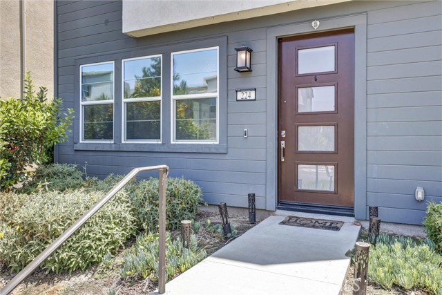 224 Merit, Irvine CA: https://media.crmls.org/medias/688e93f4-80f8-42ca-9b4e-f8b0553af1f7.jpg