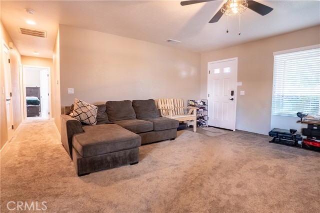 Detail Gallery Image 8 of 11 For 21101 Sitkan Rd, Apple Valley,  CA 92308 - 3 Beds | 2 Baths