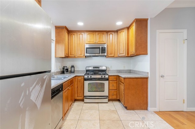 Detail Gallery Image 12 of 26 For 15053 Victory Bld #5,  Van Nuys,  CA 91411 - 2 Beds | 3 Baths