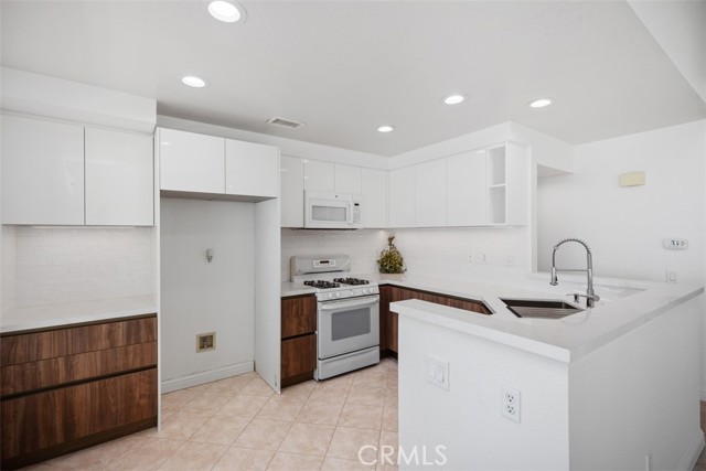 15 Havre Court, Lake Forest CA: https://media.crmls.org/medias/68916050-dbed-4c39-8a1c-2b4ce37c5807.jpg