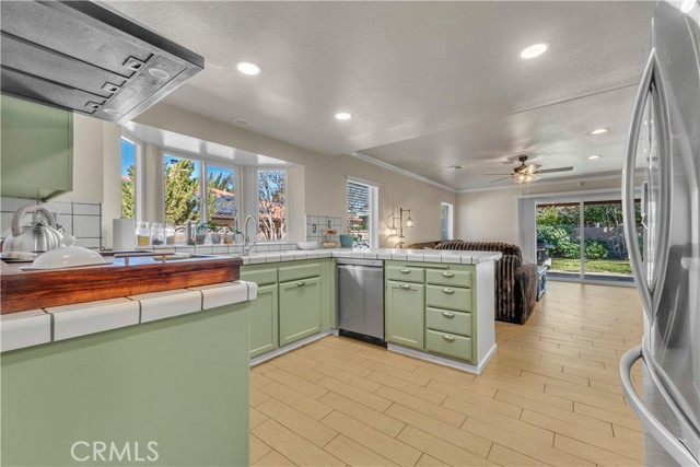 Detail Gallery Image 13 of 39 For 43100 Cherbourg, Lancaster,  CA 93536 - 3 Beds | 2 Baths