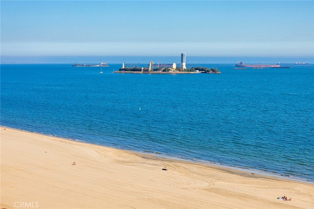 https://media.crmls.org/medias/68964eec-dd7a-42d7-8b65-d4c96dc95849.jpg?preset=X-Large