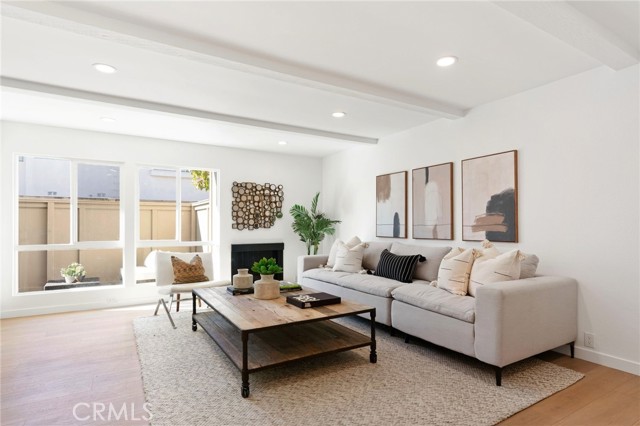 Detail Gallery Image 1 of 18 For 2510 Arizona Ave #7,  Santa Monica,  CA 90404 - 2 Beds | 2/1 Baths