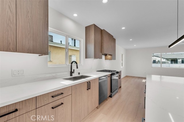11240 Lull Street, Sun Valley CA: https://media.crmls.org/medias/689a6b0a-6ab7-4dd4-b247-d07a38e8686f.jpg