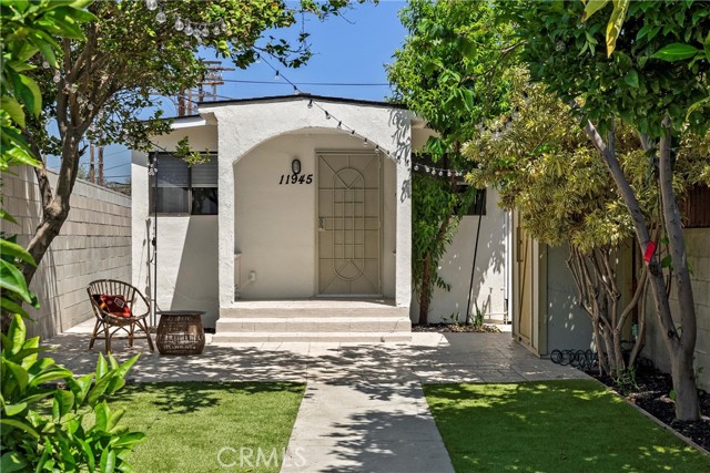 Detail Gallery Image 2 of 10 For 11945 Jefferson Bld, Culver City,  CA 90230 - 2 Beds | 1 Baths