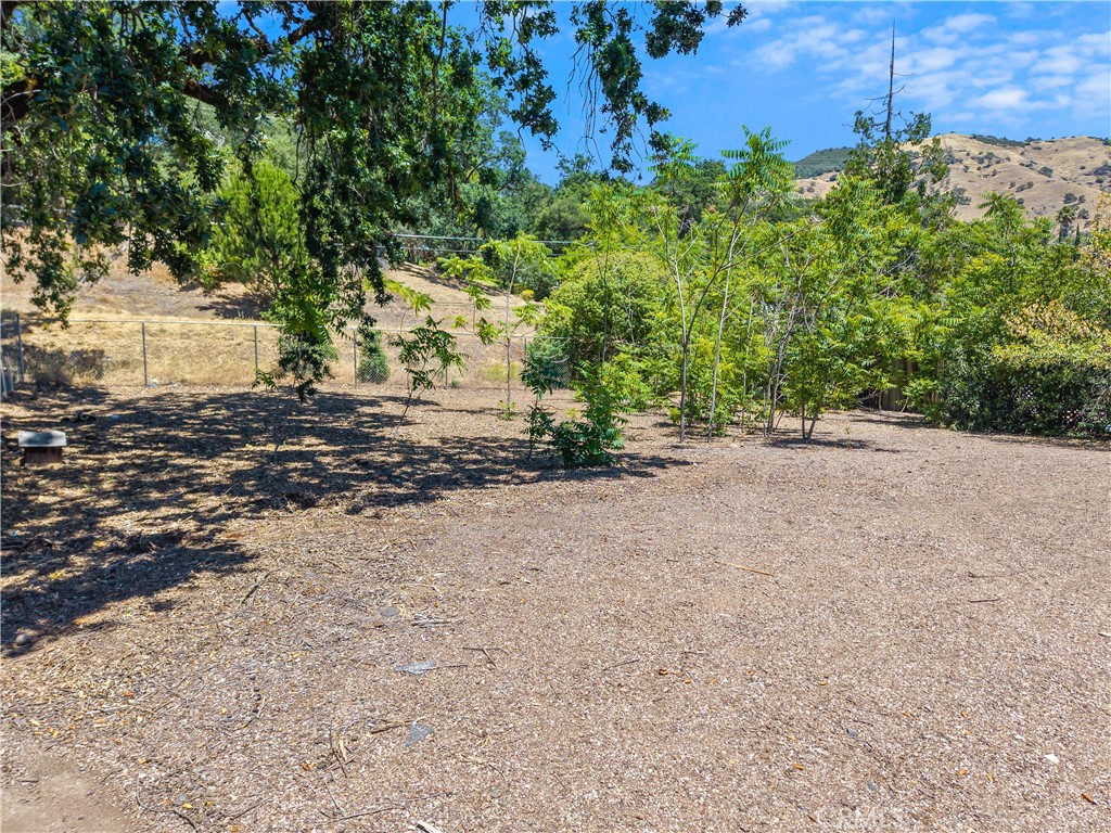 https://media.crmls.org/medias/689f09b4-0acf-4ed8-869b-b9535022b0ef.jpg?preset=X-Large