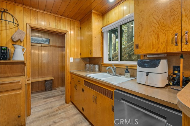 Detail Gallery Image 14 of 37 For 39521 Lake Dr, Big Bear Lake,  CA 92315 - 4 Beds | 2 Baths