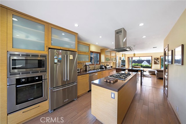 Detail Gallery Image 17 of 56 For 10707 Rochester, Los Angeles,  CA 90024 - 3 Beds | 3 Baths