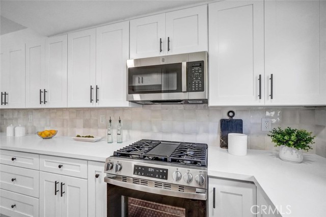 738 Amberwood Drive, Santa Ana CA: https://media.crmls.org/medias/68a8036e-6b12-41b3-9c4e-0c3bd05f22a0.jpg