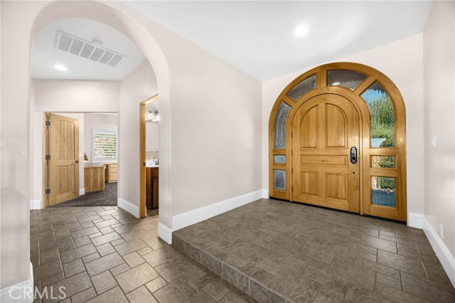 8277 Macron Street, Oak Hills CA: https://media.crmls.org/medias/68aac619-624c-4f78-87b6-97f90f73ace6.jpg