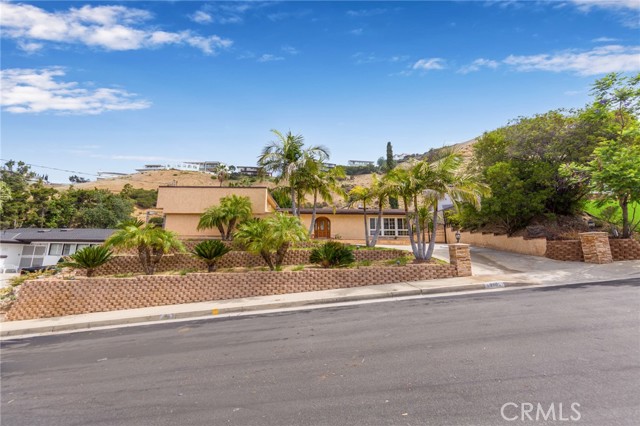 10165 Sully Drive, Sun Valley CA: https://media.crmls.org/medias/68afa72e-2344-4903-90f1-5f7e1dc236c2.jpg