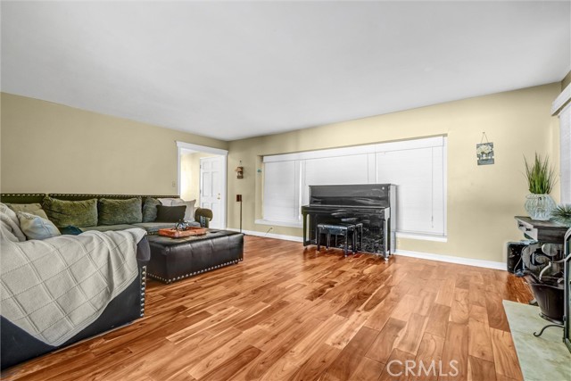 Detail Gallery Image 3 of 21 For 530 N. Stanford Ave, Fullerton,  CA 92831 - 4 Beds | 3 Baths