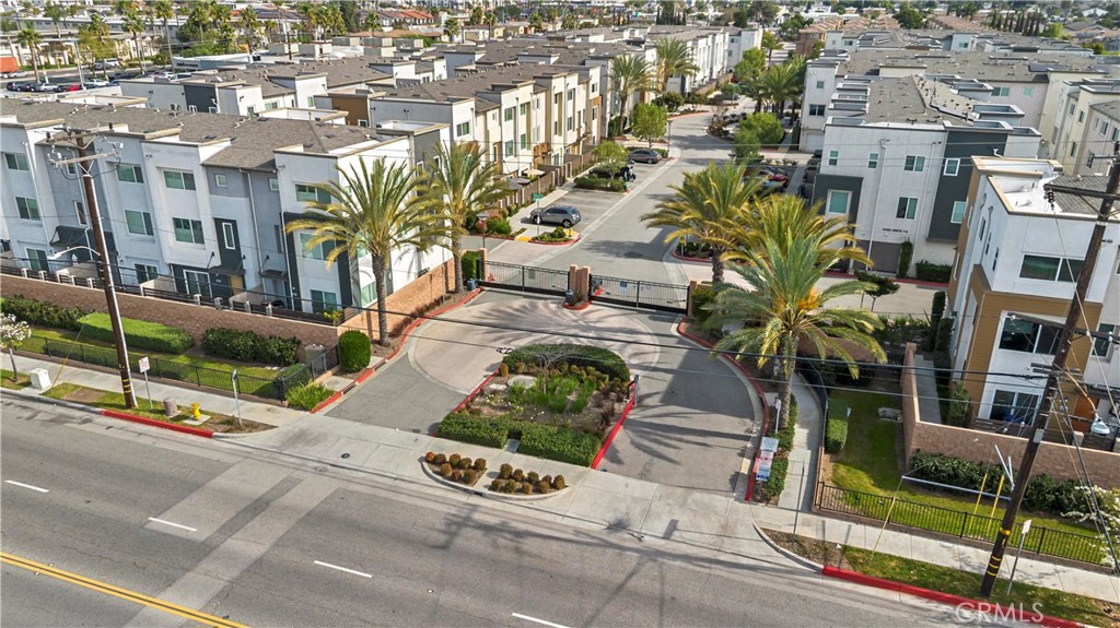 https://media.crmls.org/medias/68b3f5e2-8858-4cb2-aa2d-297dbd66c62a.jpg?preset=X-Large