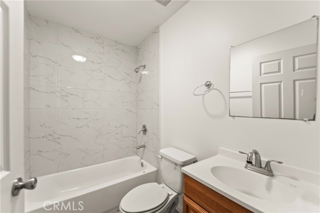 6102 S San Pedro Street, Los Angeles CA: https://media.crmls.org/medias/68b821b6-dafa-4d5b-84aa-35a39c943695.jpg