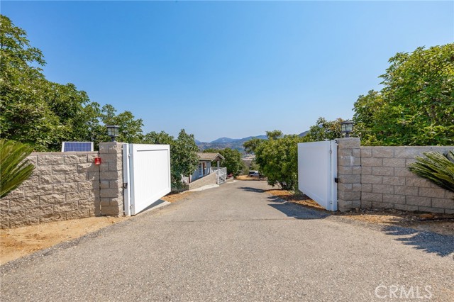 2125 Puerto Del Mundo, Fallbrook CA: https://media.crmls.org/medias/68b8c3e5-fe35-48bb-8690-719b0edaec61.jpg