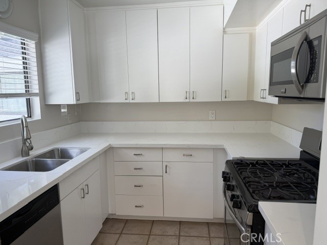 22135 Burbank photo 9