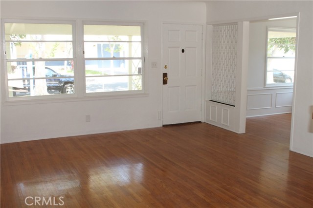 427 S Mariposa Street, Burbank CA: https://media.crmls.org/medias/68bb3376-b1b4-47fb-82ce-410dfc45cbb5.jpg