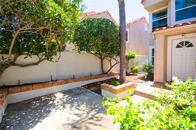 19 Las Cruces, Irvine CA: https://media.crmls.org/medias/68bc4055-f4b9-4afa-97a0-9c41f4198d53.jpg