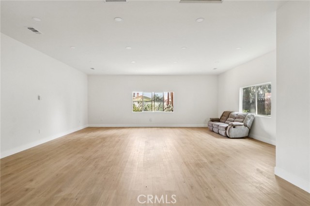 8040 Troost Avenue, North Hollywood CA: https://media.crmls.org/medias/68bea13d-aa4e-4265-9331-61f1e9194338.jpg