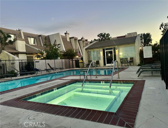 Detail Gallery Image 3 of 24 For 18354 Collins St #F,  Tarzana,  CA 91356 - 2 Beds | 2/1 Baths