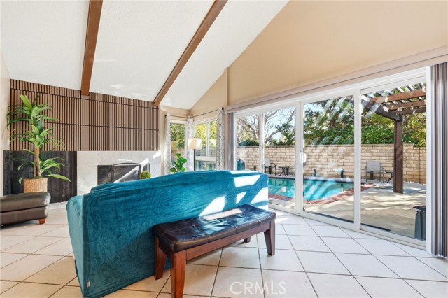 Detail Gallery Image 13 of 41 For 23943 via Flamenco, Valencia,  CA 91355 - 5 Beds | 3 Baths