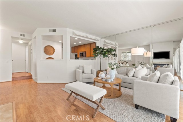 7291 Coho Dr, Huntington Beach CA: https://media.crmls.org/medias/68c27f11-6dcd-4db0-840e-893d35256861.jpg