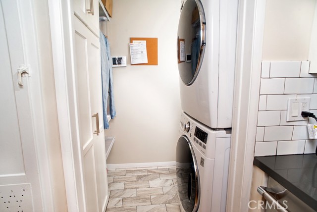 Detail Gallery Image 13 of 16 For 6458 Hanna Ave, Woodland Hills,  CA 91303 - 3 Beds | 3 Baths