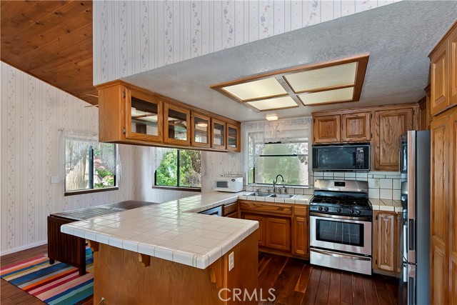 U-shaped kitchen breakfast bar