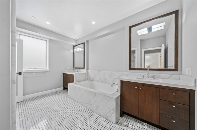 823 S Bundy Drive, Los Angeles CA: https://media.crmls.org/medias/68ca854f-eb9f-4719-b63d-ef955d28cba3.jpg
