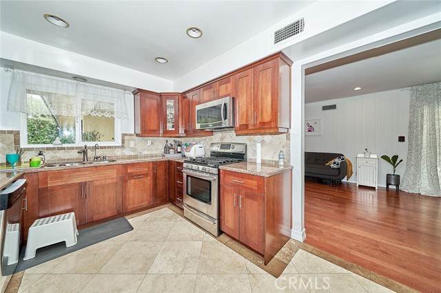 Detail Gallery Image 11 of 22 For 11640 Verada Ave, Granada Hills,  CA 91344 - 4 Beds | 2 Baths