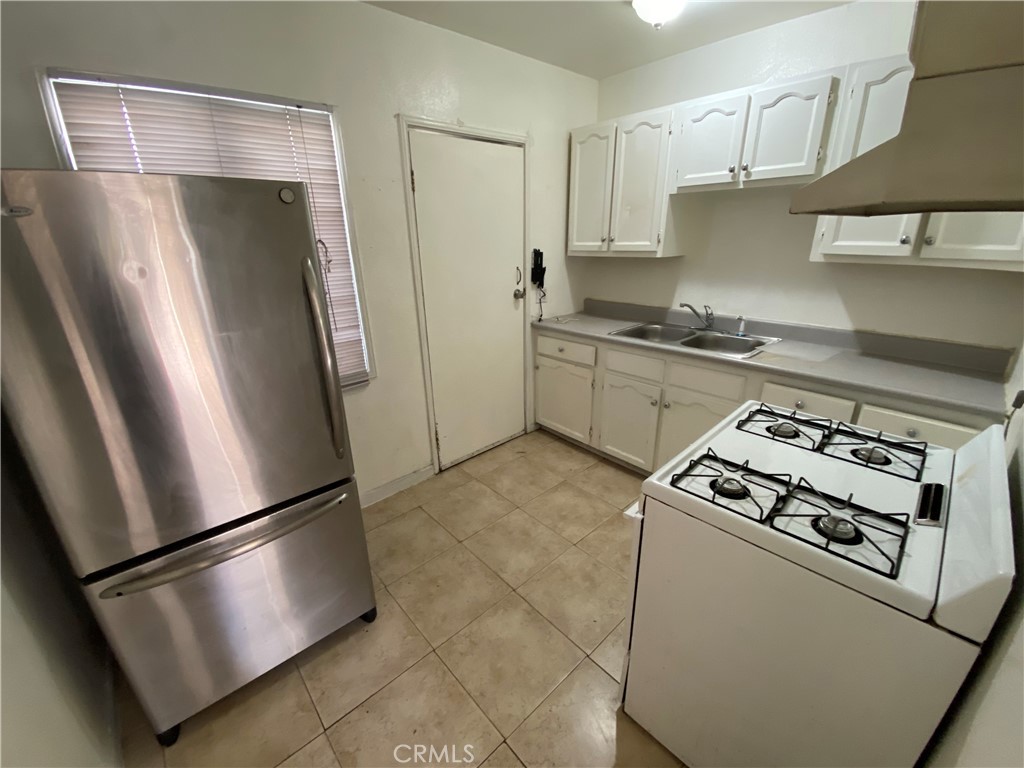 903 Cerritos Avenue B