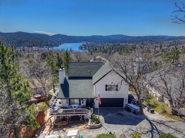 Detail Gallery Image 4 of 73 For 1211 Yosemite, Lake Arrowhead,  CA 92352 - 4 Beds | 3/1 Baths