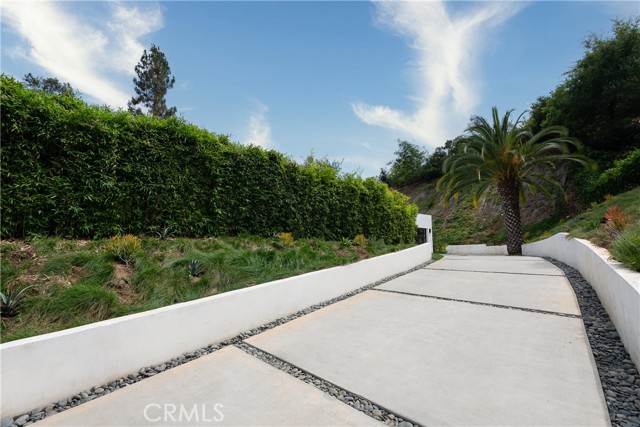 9924 Liebe Drive, Beverly Hills CA: https://media.crmls.org/medias/68ce47b5-14e6-4b15-9330-dbc1ec208823.jpg