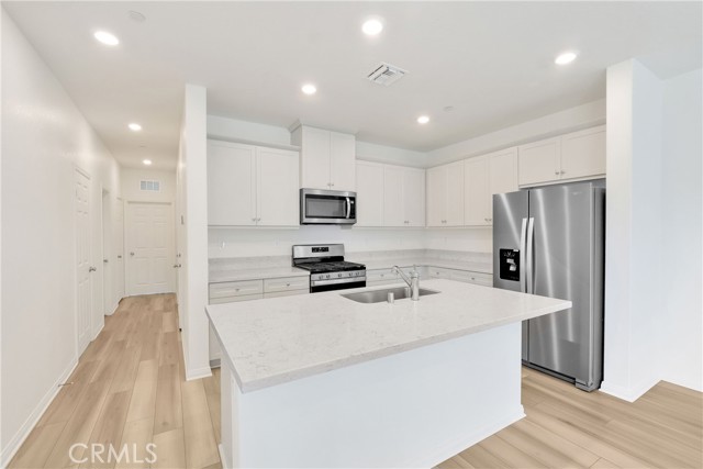 4009 E Coronado Privado, Ontario CA: https://media.crmls.org/medias/68cf2313-b297-4cb7-9ad6-44efefaa1fc4.jpg