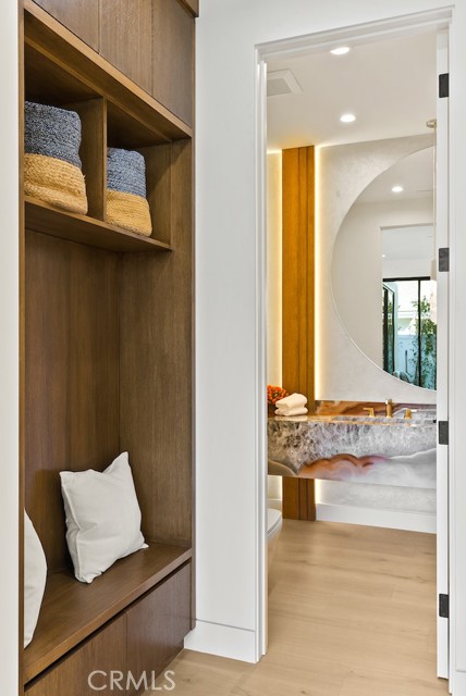 Detail Gallery Image 5 of 74 For 4708 Noble Ave, Sherman Oaks,  CA 91403 - 4 Beds | 5/1 Baths