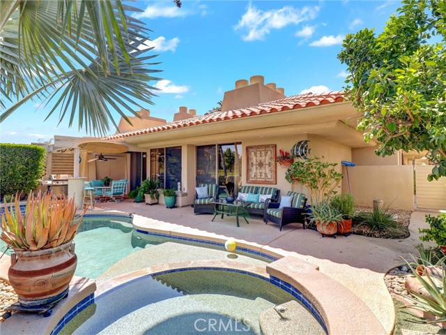 208 Kavenish S Drive, Rancho Mirage CA: https://media.crmls.org/medias/68d17eb1-30c2-44db-936a-60c69a3c399e.jpg