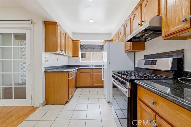 Detail Gallery Image 9 of 28 For 330 N Howard St #108,  Glendale,  CA 91206 - 2 Beds | 2 Baths