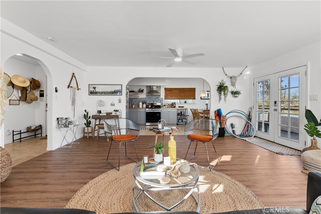 https://media.crmls.org/medias/68d4f945-7def-4837-89bc-cb752cf122ca.jpg?preset=X-Large