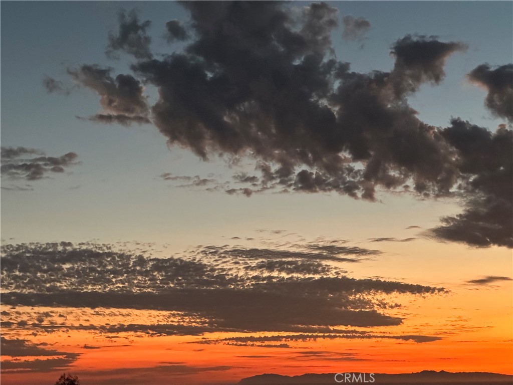 https://media.crmls.org/medias/68d503d7-b6d7-4e99-b4e5-68111b4f9644.jpg?preset=X-Large