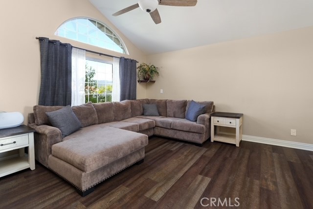 Detail Gallery Image 6 of 39 For 28375 Patricia Hill, Canyon Country,  CA 91387 - 5 Beds | 2/1 Baths